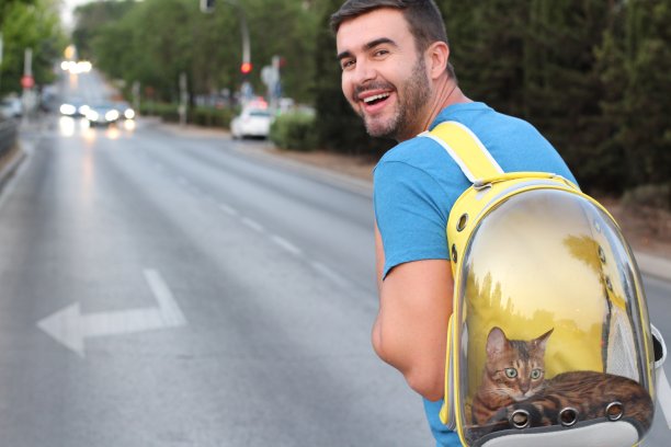 可爱的男人和他的小猫图片下载