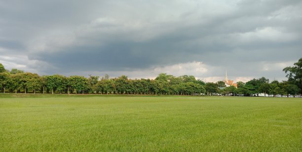 下雨前的深蓝色天空与自然景色。图片下载