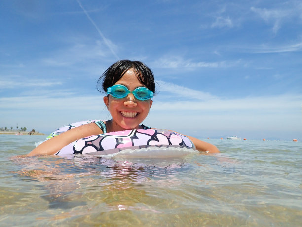 一个日本女孩喜欢洗海水浴图片下载