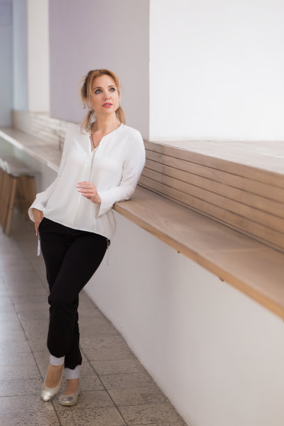 照片漫步在城市在夏天阴天的天气。图片下载