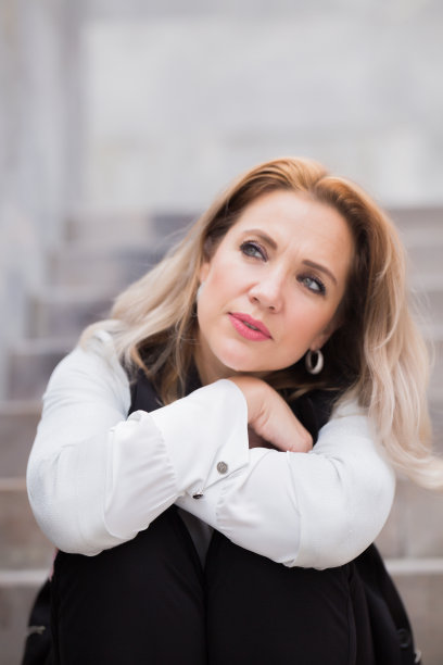 照片漫步在城市在夏天阴天的天气。图片下载