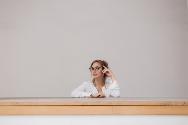 照片漫步在城市在夏天阴天的天气。图片下载