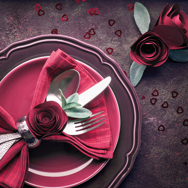 平铺着用玫瑰和银莲花装饰的勃艮第盘子和陶器，圣诞节或情人节晚餐的摆设图片下载