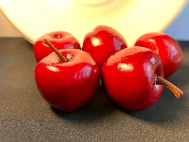 黑色背景装饰上的红樱桃。图片下载