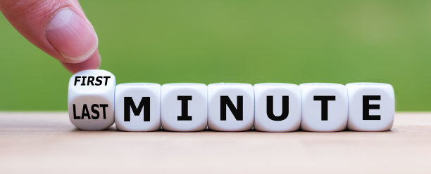 手转骰子，改变表达“第一分钟”到“最后一分钟”图片下载