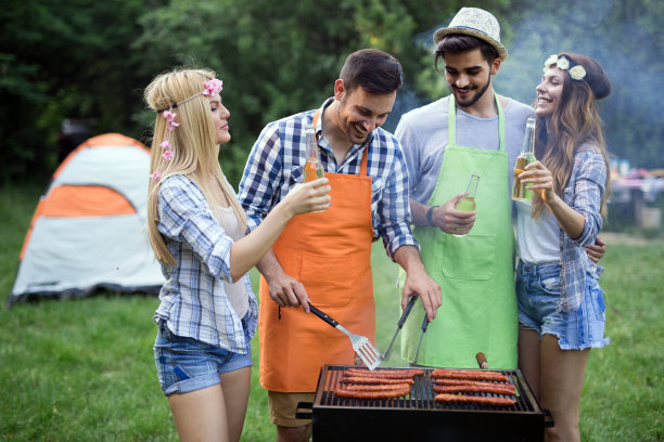 一群快乐的朋友在户外一起烧烤图片下载