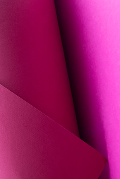 用极简风格折叠的粉色纸。壁纸图片下载