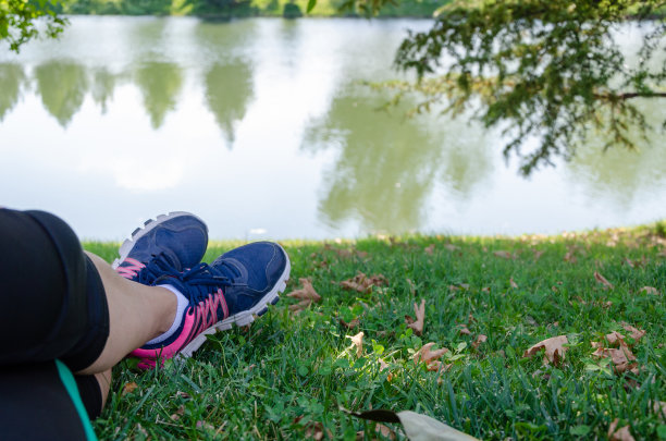 那个女人正躺在草地上图片下载