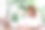 那个穿白衬衫黑裙子的女孩在咖啡馆里一边讲电话一边看笔记本电脑。图片下载