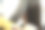 美发师在美容院为一个黑发女孩做头发分层图片下载