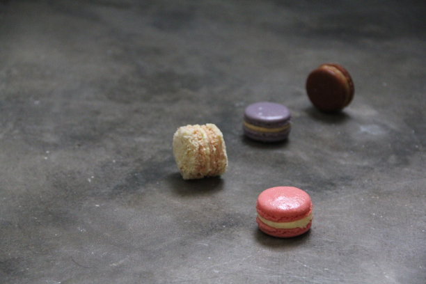 马卡龙是一种以蛋白、糖粉、砂糖、杏仁粉或磨碎的杏仁粉和食用色素制成的甜蛋白甜点。图片下载