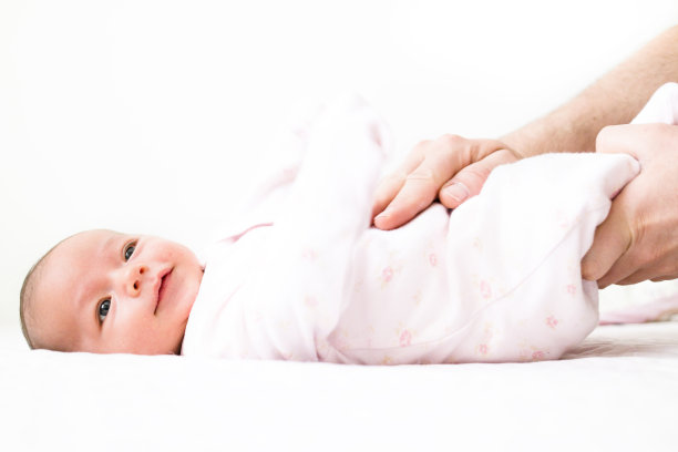 腿部运动为宝宝气痛图片下载