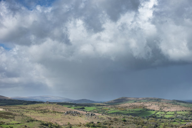 可爱的春天风景图片从海托尔在达特穆尔国家公园在英格兰德文郡在可爱的阳光明媚的春天图片下载
