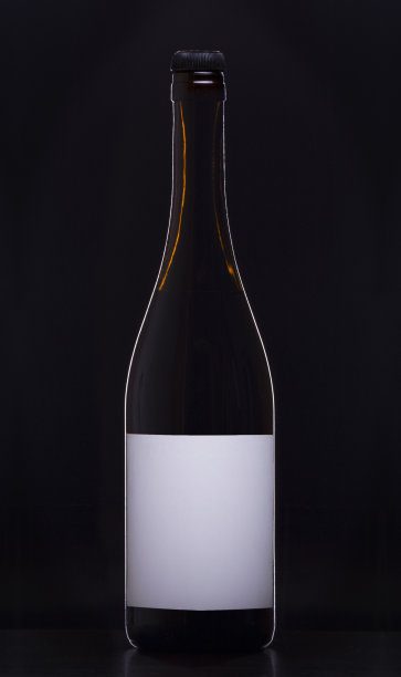 黑色背景上的一瓶葡萄酒图片下载