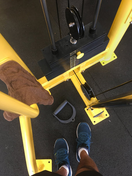 在健身房举重图片下载