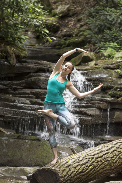 小女孩在瀑布前练瑜伽图片下载