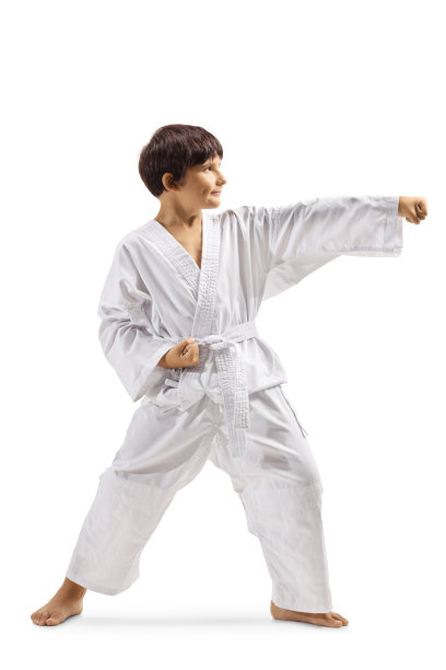 穿着白色和服的男孩在练习武术图片下载