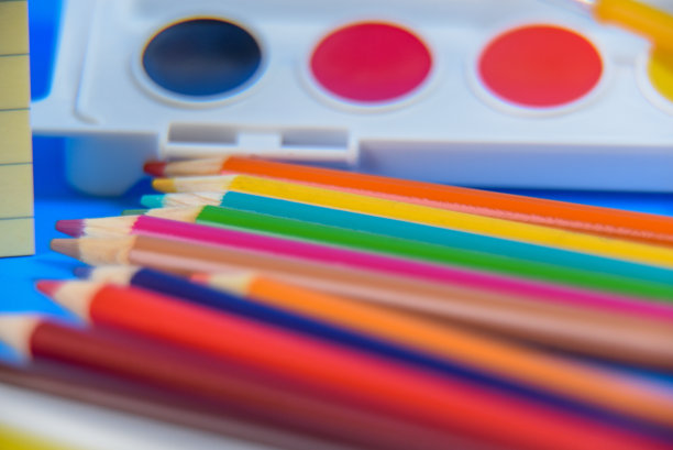 蓝色背景下的返校用品图片下载