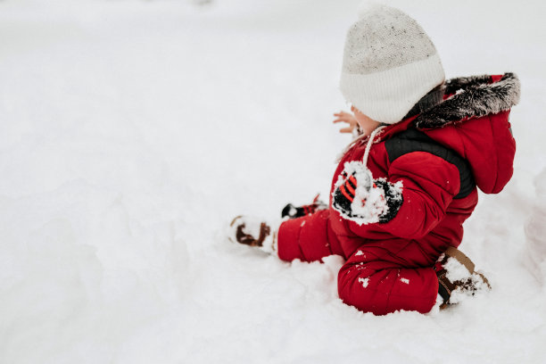 婴儿在雪图片下载
