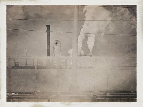 高速公路上的工厂烟囱图片下载