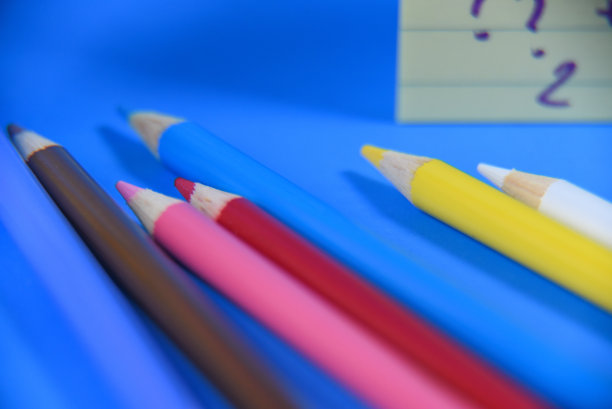 蓝色背景下的返校用品图片下载