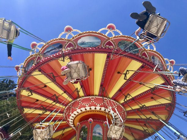 摇摆不定的游乐园图片下载