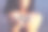 一位年轻女子手握希腊海滩上美丽多彩的鹅卵石。图片下载