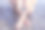 一位年轻女子手握希腊海滩上美丽多彩的鹅卵石。图片下载