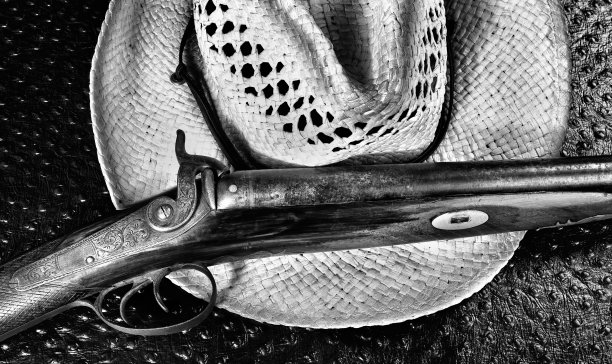 古董枪和牛仔帽。图片下载