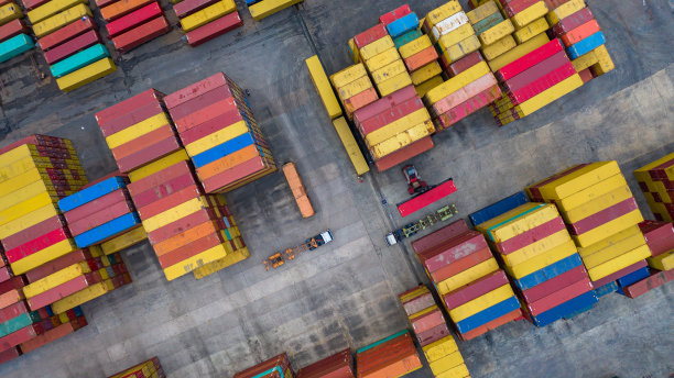 鸟瞰图达到堆垛机移动集装箱在货运码头，工业集装箱码头和存储集装箱区域。图片下载