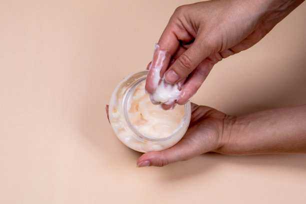 在疲惫肿胀的手上涂霜图片下载