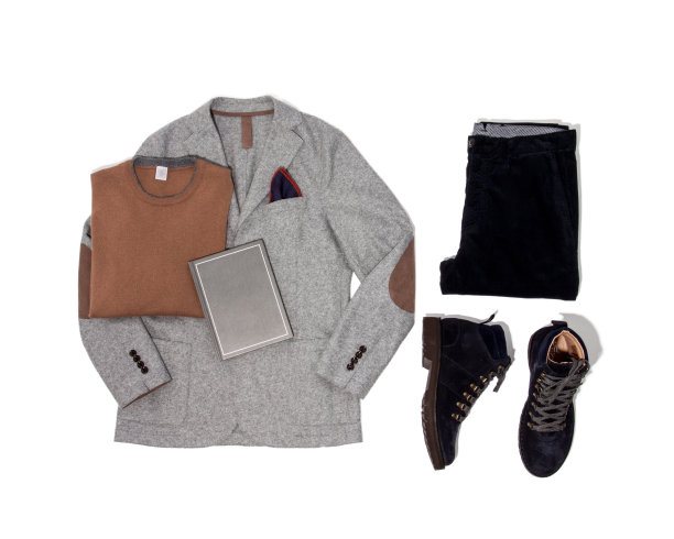 男装冬季旅行集。度假和出差时穿的时髦衣服。t恤，夹克，裤子和鞋子，舒适和温暖的旅行。环保面料。孤立于白色，平铺，复制空间图片下载