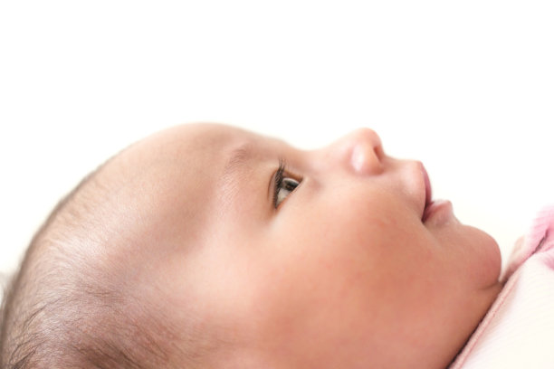 特写婴儿的眼睛。鼻子和嘴与孤立的背景与白色图片下载