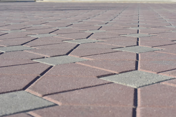 这条路是用红灰色瓷砖铺成的图片下载