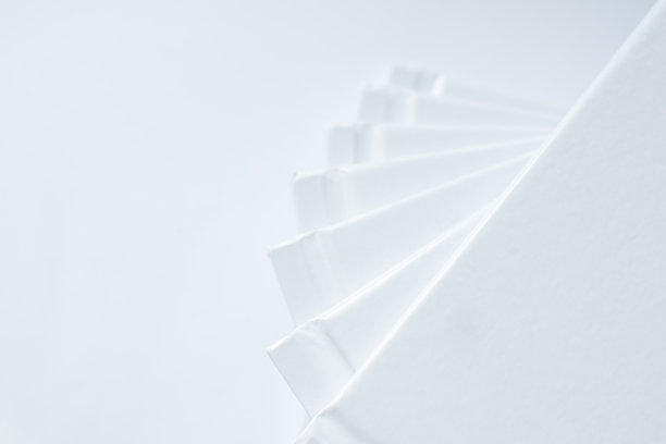 在白色背景上的几何位置的白皮书的特写堆栈图片下载