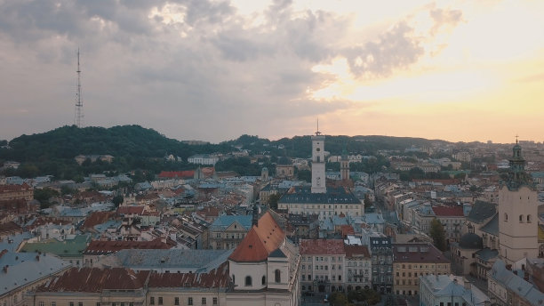 空中城市利沃夫，乌克兰。欧洲城市。城市的热门地区。市政厅图片下载