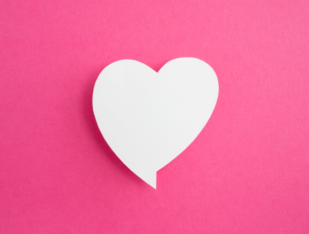 粉色背景上的纸上语音泡泡图片下载