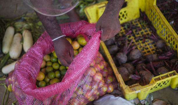 亚洲的传统市场有来自农场和丛林的各种水果和蔬菜。斯里兰卡销售业务背景。库存图片图片下载