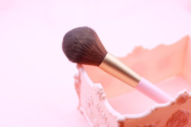 粉红色的化妆刷和粉红色的盒子与复制空间。化妆和美容概念。图片下载