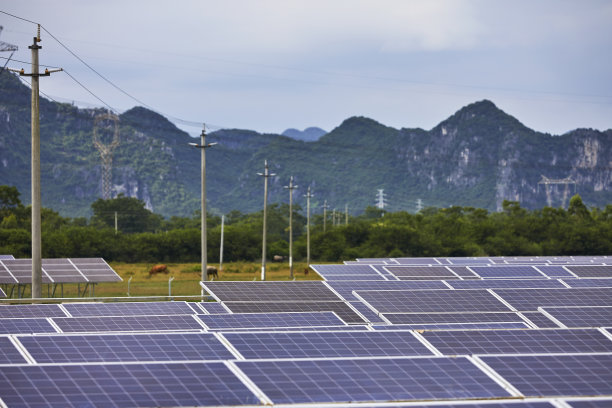 户外绿山和太阳能光伏的美丽图片图片下载