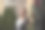 幸福女人肖像性感移动在美丽的里加老城的花拱门背景图片下载