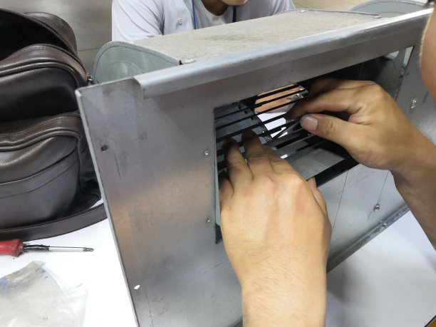 技术人员正在修理空调螺旋桨。图片下载