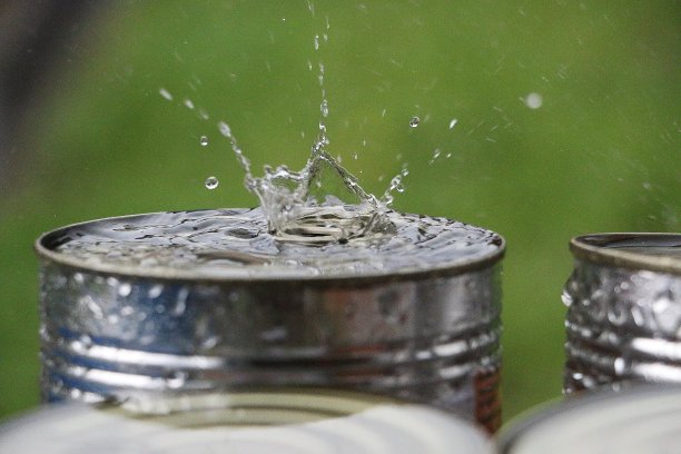 雨水在室外溅在一个罐头的顶部图片下载