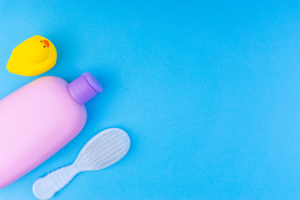 在蓝色的背景上平铺婴儿护理产品的组成图片下载