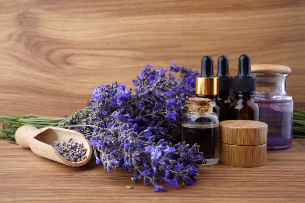 木桌上放着精油和薰衣草花图片下载