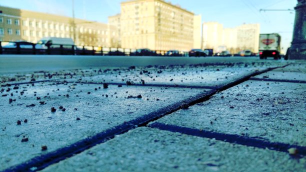 雨后潮湿的路面打在路边图片下载