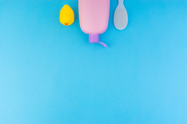 在蓝色的背景上平铺婴儿护理产品的组成图片下载