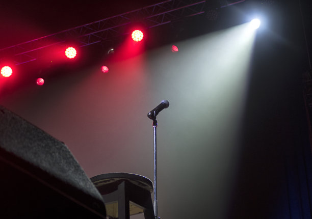 舞台上有麦克风，背景是舞台灯光。图片下载