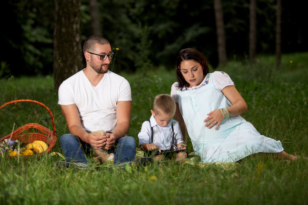 怀孕的年轻妇女和她的家人图片下载