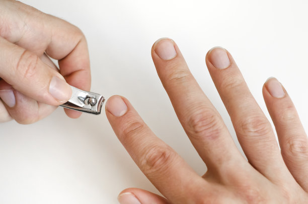 一个年轻人做美甲。照片。图片下载